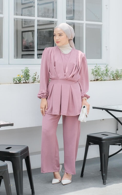 Model Atasan Peplum dengan Aksen Rempel