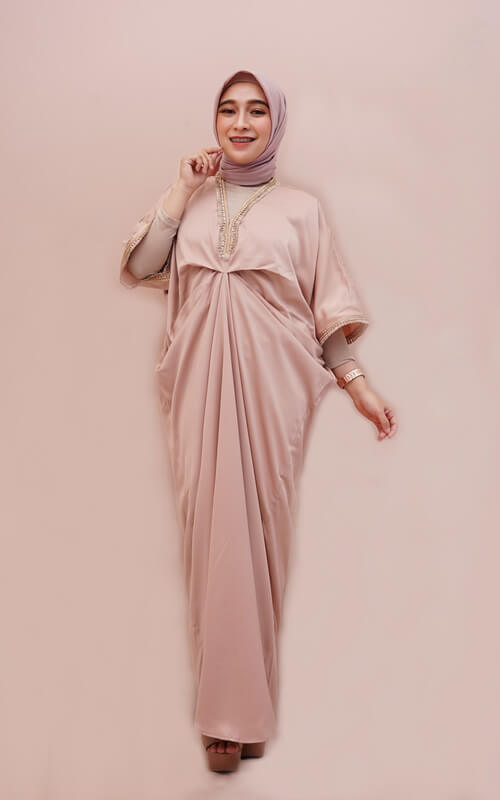 Kaftan Pastel Satin yang Elegan