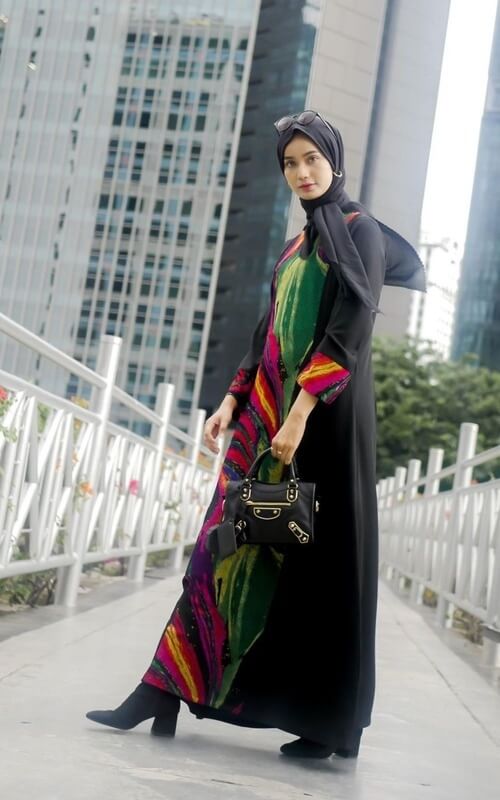 Gamis Hitam degan Aksen Beberapa Warna