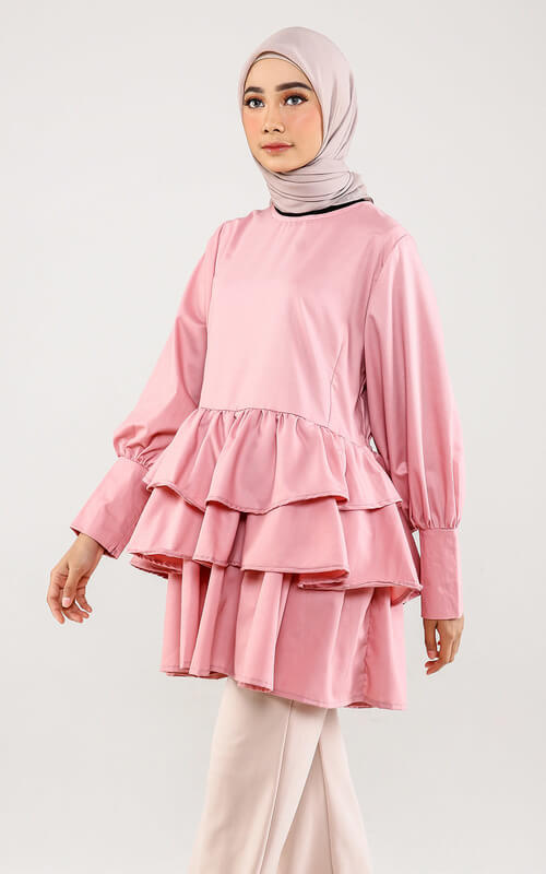 Mix and Match Blouse Ruffle Pink dengan Celana Senada