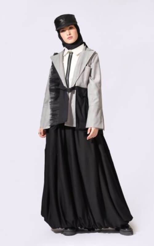 Blazer Kece dengan Rok Hitam Polos