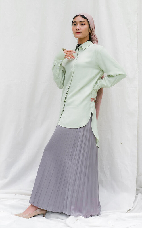 Kemeja Simple dengan Rok Plisket Light Grey