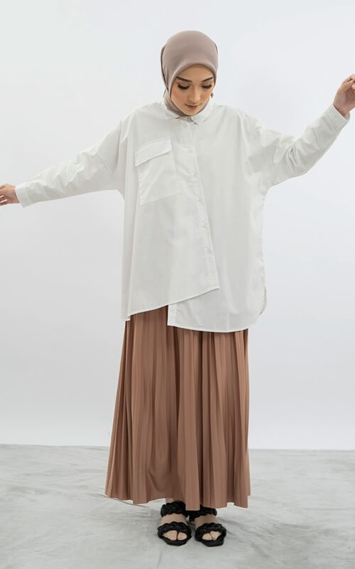 Kemeja Oversize dengan Rok