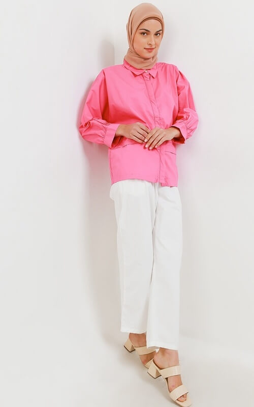 Baju Warna Pink dan Celana Putih