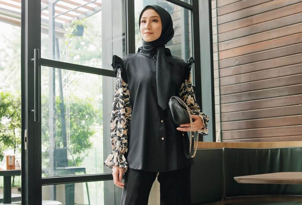 7 Inspirasi OOTD Baju Hitam Celana Hitam