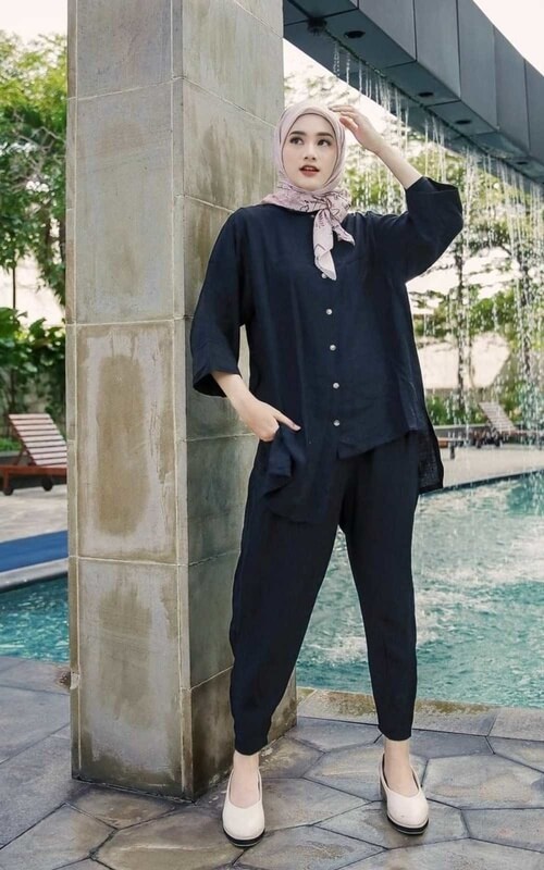 Baju dan Celana Hitam dengan Hijab Motif