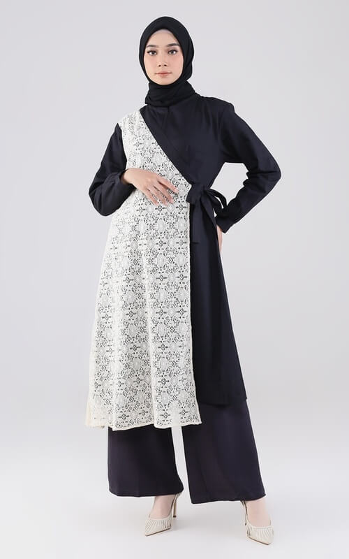 Monochrome Outfit untuk Silaturahmi Lebaran