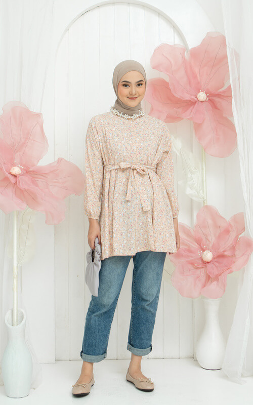 Blouse Floral dan Denim Digulung