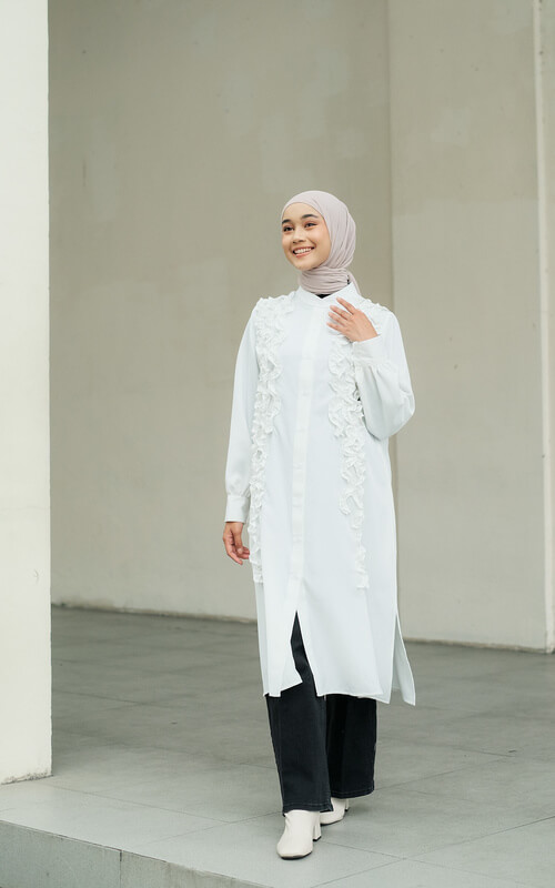 Tunik Putih Model Panjang tapi Slim