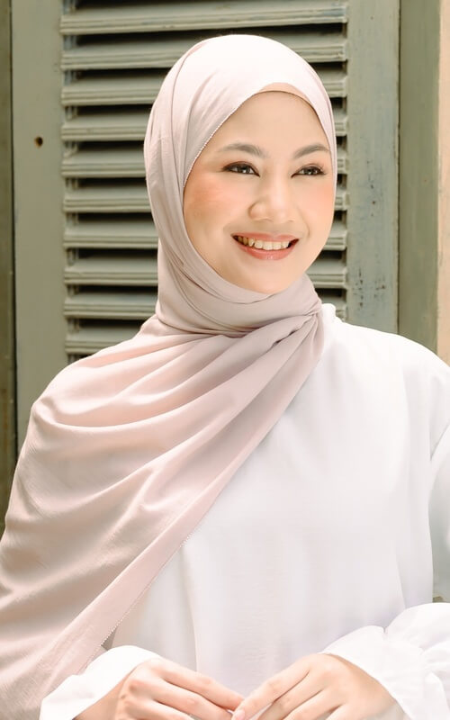 Jilbab Pashmina Warna Peony yang Simpel