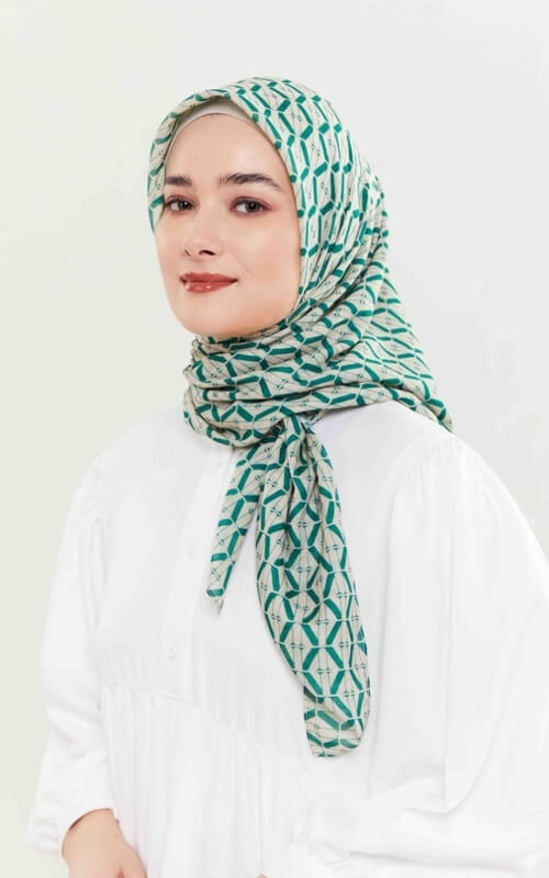 Kerudung Segi Empat Motif Monogram Hijau