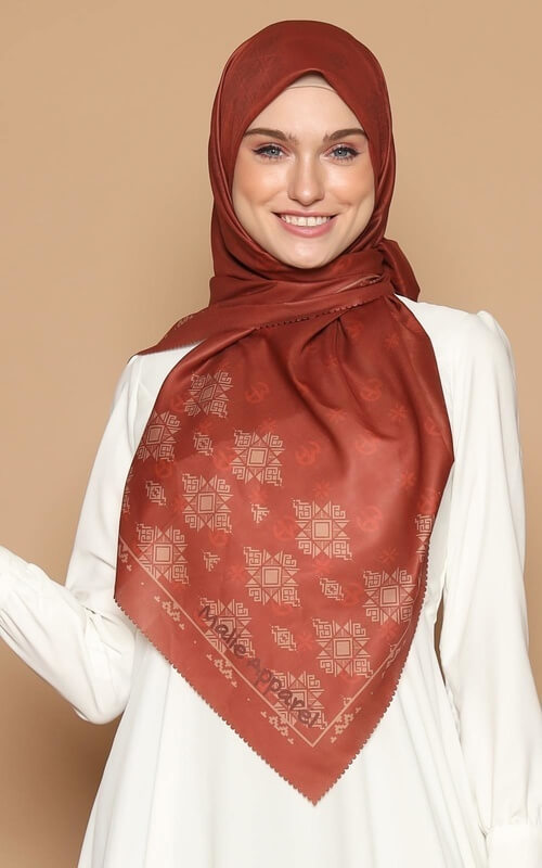 Hijab Segi 4 Motif Monogram Boldy Amber