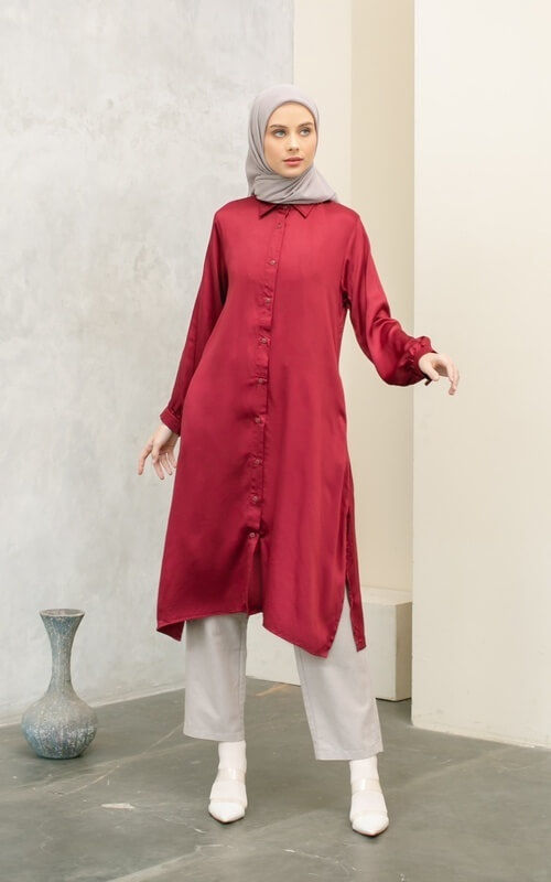 7 Ide Padu Padan Tunik Warna Merah Maroon