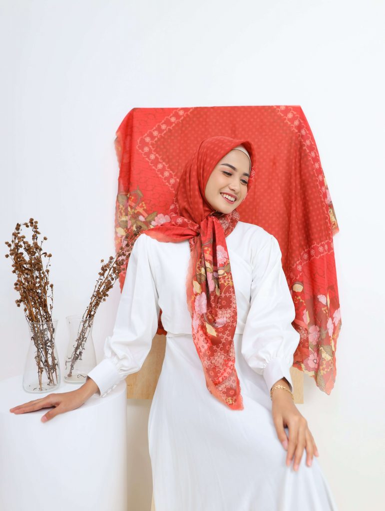 Hijab Segi Empat Warna Merah