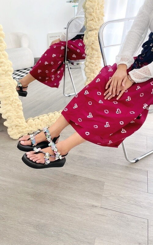 Sandal dengan Strap Bunga