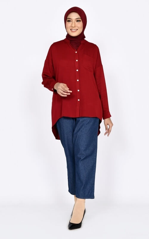 Kombinasi Baju Maroon dan Denim