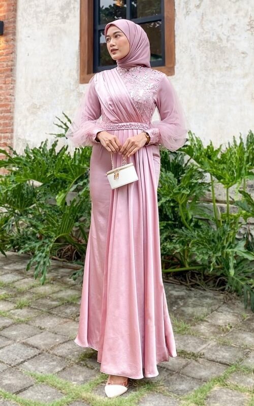 Dress Pink dengan Detail Brokat Depan