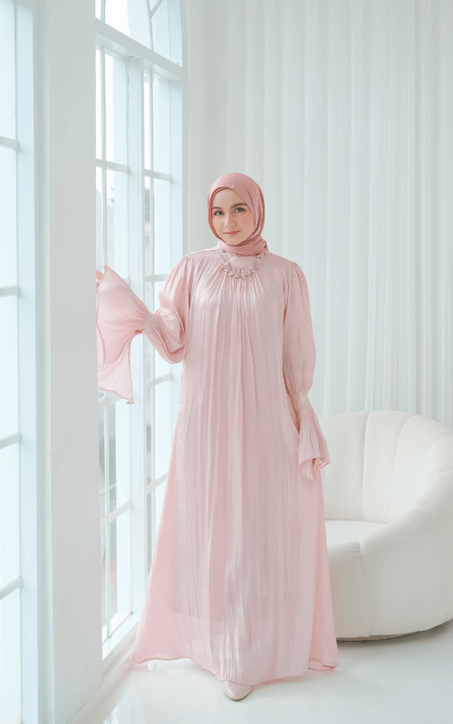 Dress Pink dengan Lengan Ruffle