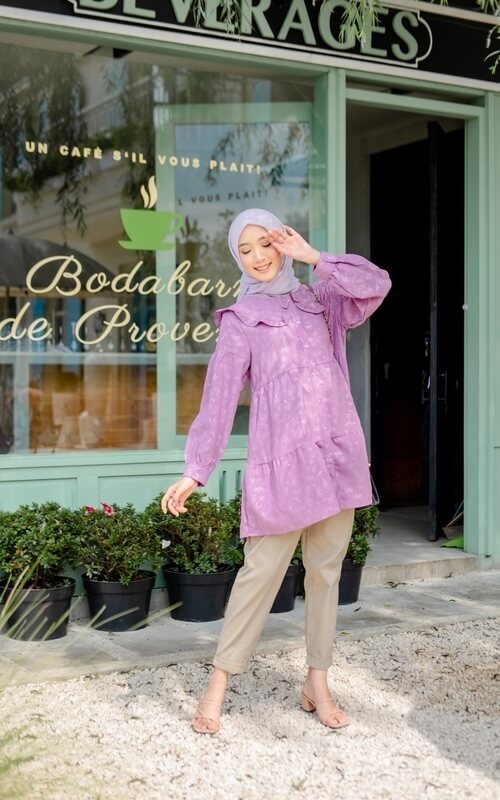 Tunik Floral dengan Celana Beige