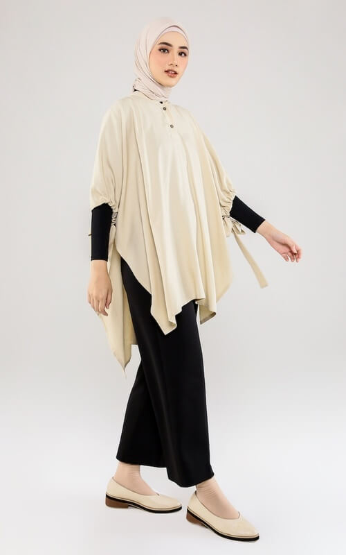 Outer Kaos Beige Dengan Celana Hitam