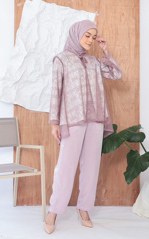 Setelan dengan Celana Warna Lilac