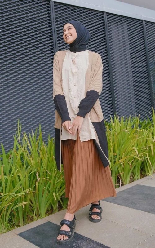 Sweater Panjang Dengan Rok Plisket