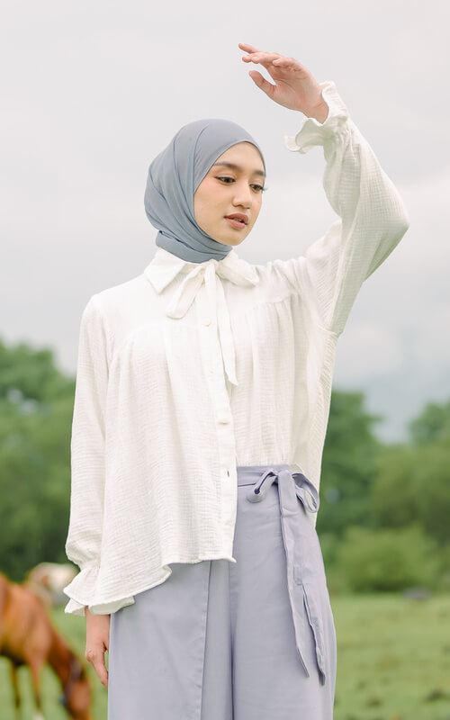 OOTD Baju Putih dan Kerudung Biru