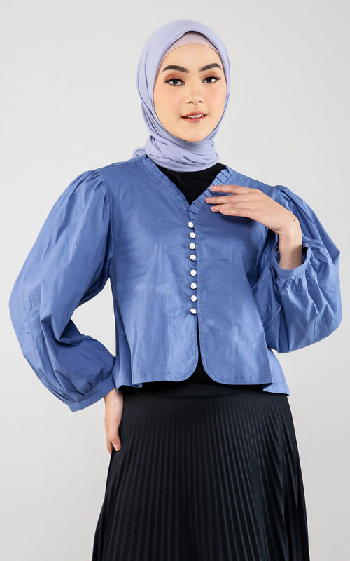 Perpaduan Baju Biru dan Rok Hitam