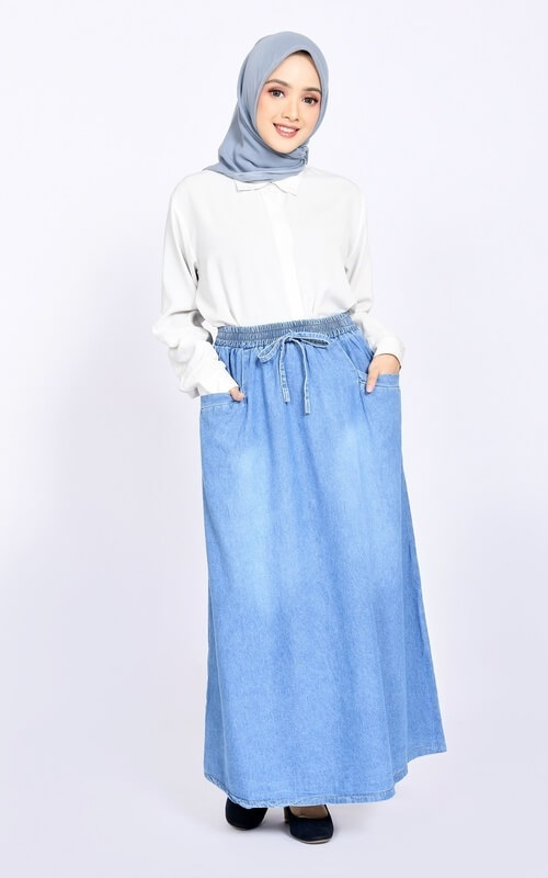 Rok Denim Tali dan Blouse Putih