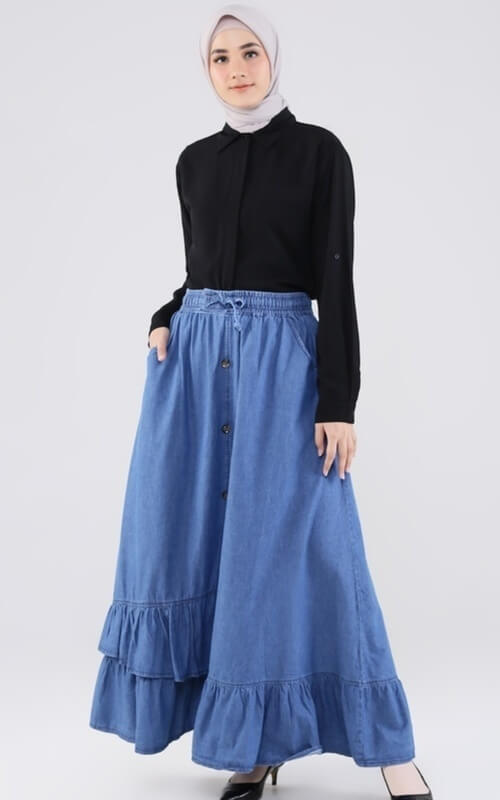 Rok Denim Ruffle dengan Kemeja Hitam