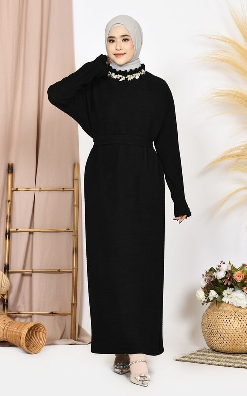 Dress Hitam Plisket dengan Tali Pinggang