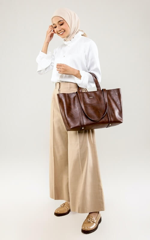 Hand Bag Coklat dengan Kapasitas Besar