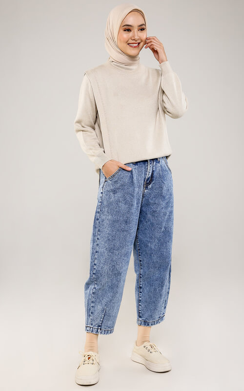 Simpel Casual dengan Kaos Polos dan Jeans