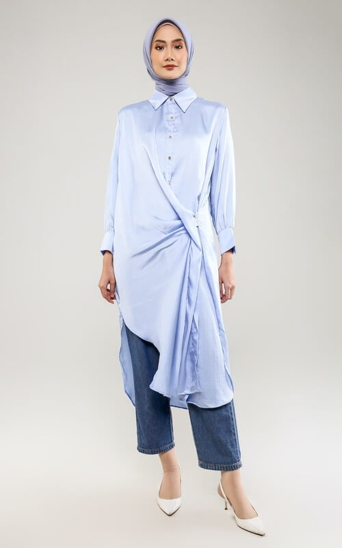 Tunik Biru dan Celana Denim