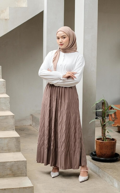 Rok Bernuansa Earth Tone dan Atasan Putih