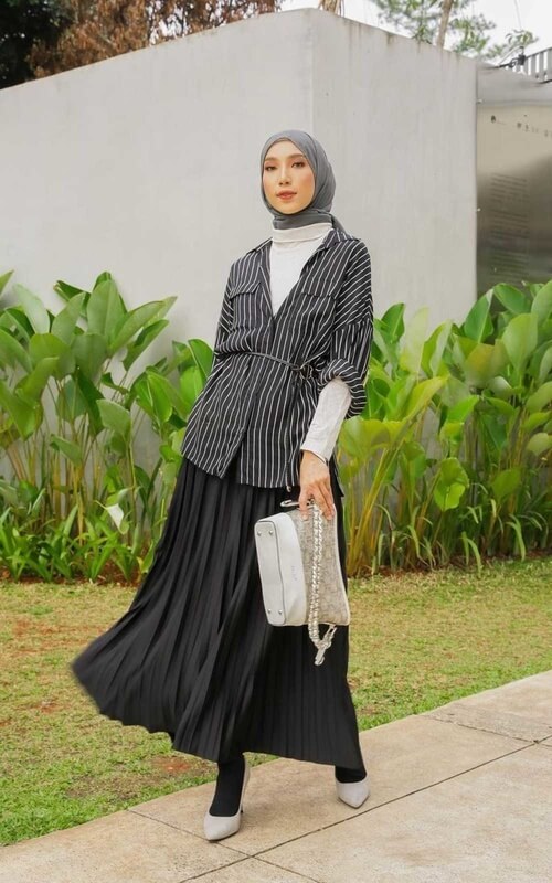 Rok Plisket Hitam dan Kemeja Motif Garis