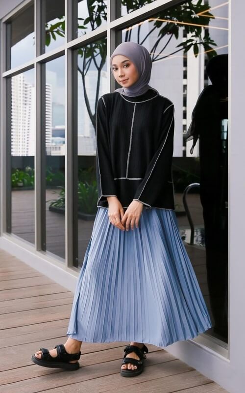 OOTD Rok Plisket Biru dan Atasan Hitam