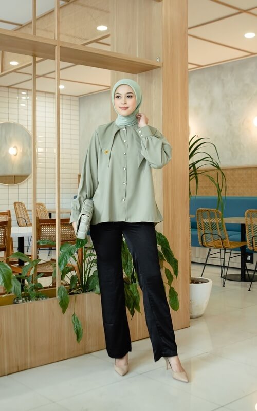 Atasan Sage Green dan Celana Hitam