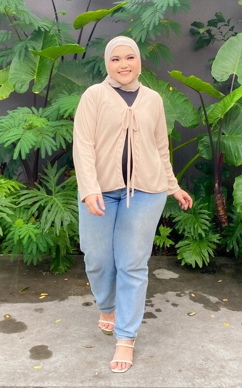 Outer Cokelat Susu dan Jeans