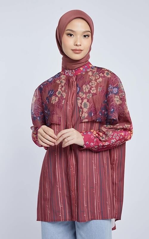 Blouse Motif Bunga dengan Outer Tulle