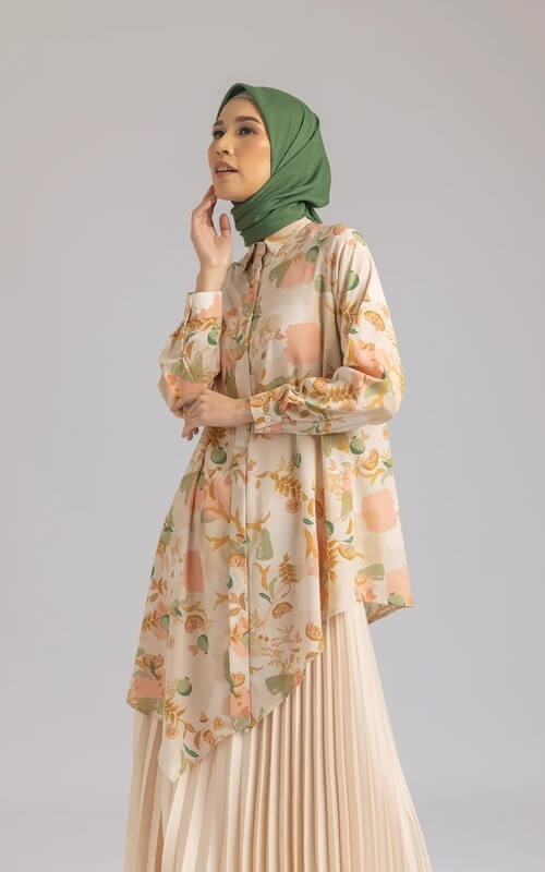 Tunik Motif Bunga dengan Rok Plisket