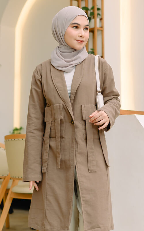 Outfit Kantor dengan Long Coat