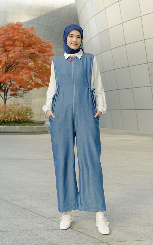 Jumpsuit Warna Denim Dengan Kemeja Putih