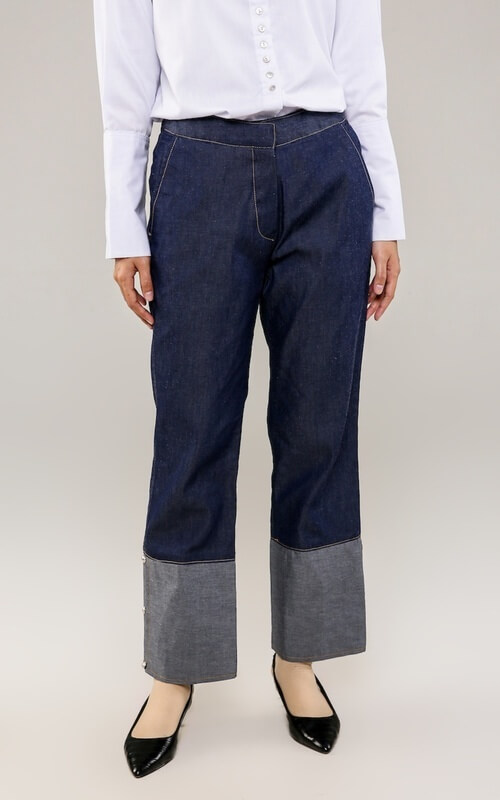 Celana Jeans Navy Dengan Potongan Warna Abu di Bagian Bawah