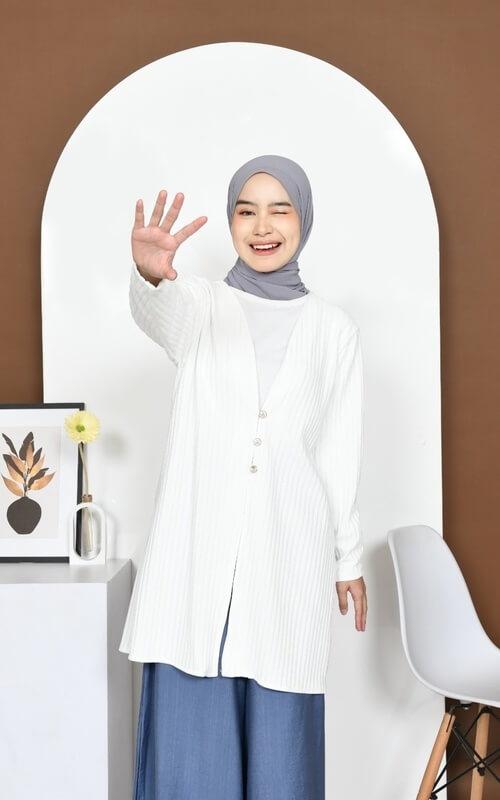 Cardigan Putih Polos dengan Kancing