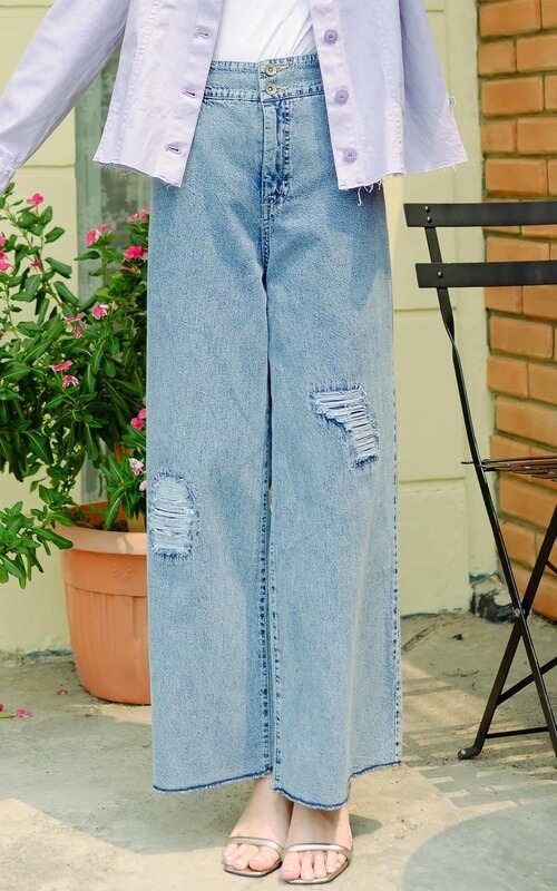 Celana Jeans Dengan Motif Sobek