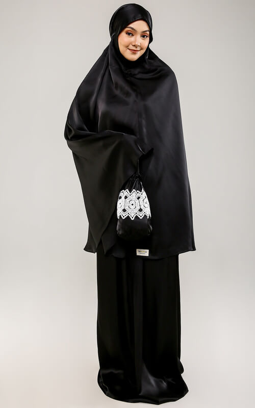 Mukena hitam polos berbahan satin