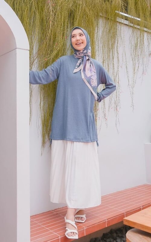 Rok Plisket Putih dan Sweater Biru