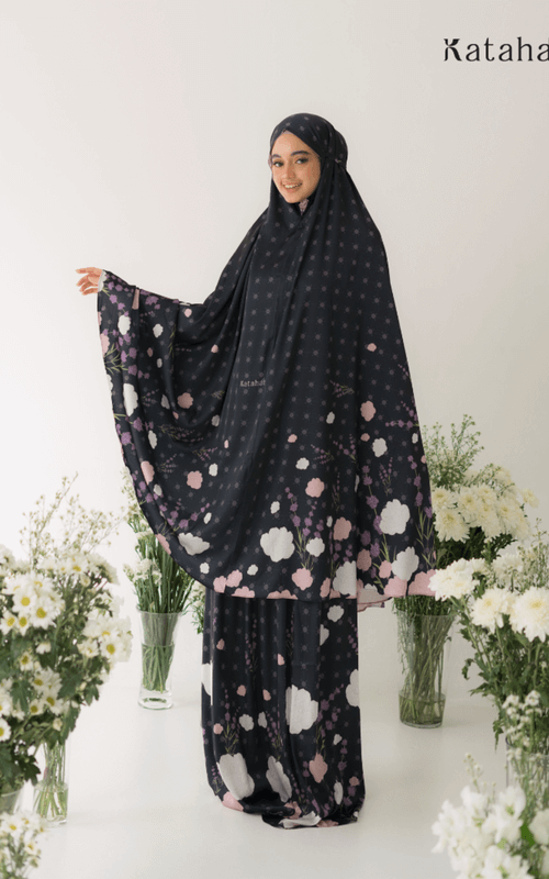 Mukena hitam dengan motif floral