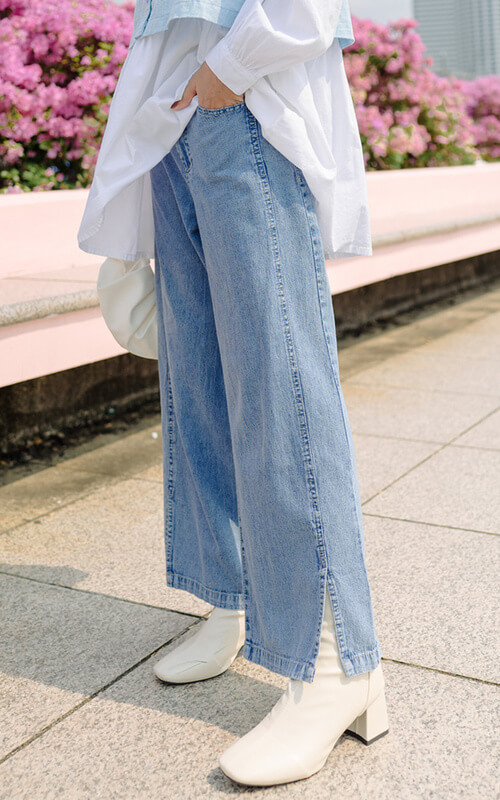 Celana Jeans Dengan Belahan di Bagian Bawah Kaki